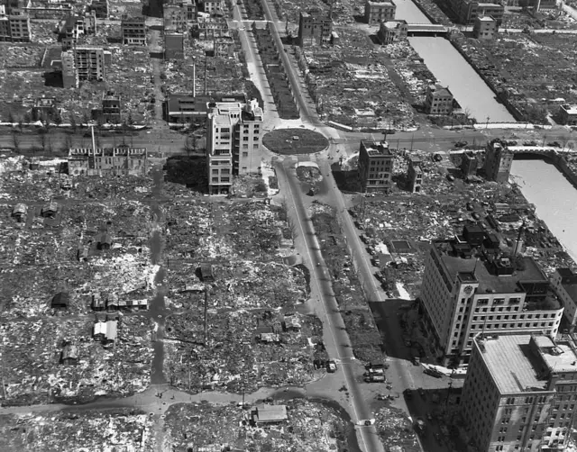 বোমা ফেলে এভাবে মাটিতে মিশিয়ে দেয়া হয়েছিল টোকিও নগরীর কিছু অংশ