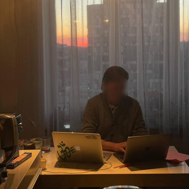 Roman, com o rosto propositalmente borrado, trabalhandoesportes virtuais betano dicasseu apartamento no sexto andar