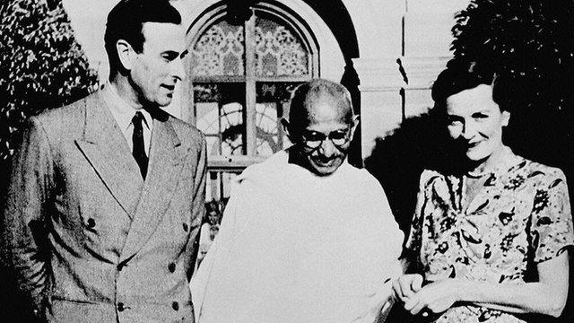 Gandhi ao lado de Lorde Mountbatten e sua mulher