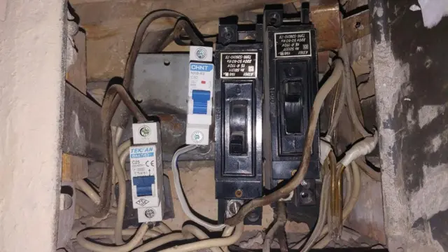 Чилонзордаги кўп қаватли уйларнинг биридаги токни тармоқлантирувчи щит ёниб кетиши ортидан алмаштирилди