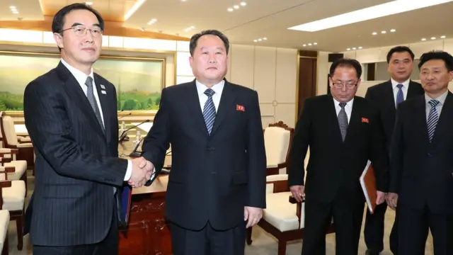 9일 남북 고위급회담을 마치고 악수를 나누는 조명균 통일부 장관(왼쪽)과 리선권 조국평화통일위원회 위원장