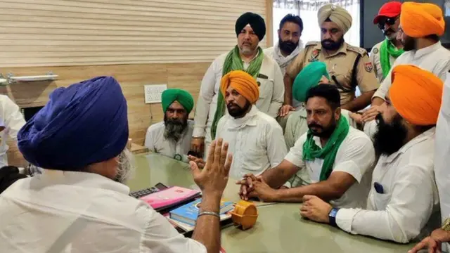 ਲੋਟ ਵਿਖੇ ਕਿਸਾਨ ਜੱਥੇਬੰਦੀਆਂ ਦੇ ਸਵਾਲਾਂ ਦਾ ਜਵਾਬ ਦਿੰਦੇ ਸੁਖਬੀਰ ਸਿੰਘ ਬਾਦਲ
