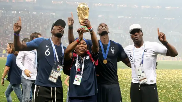 La victoire est une affaire de famille pour les Pogba : Paul Pogba avec sa mère, Yeo, et ses deux frères Matthais et Florentin