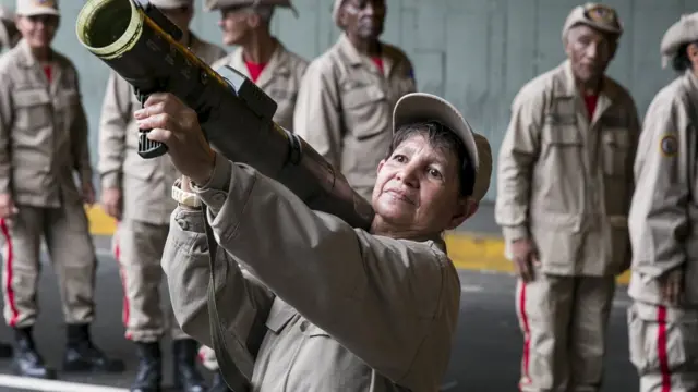 пожилая женщина с оперативно-тактической ракетой