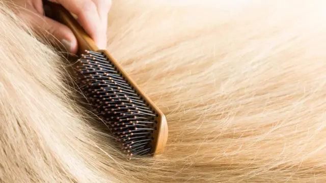 Acción de cepillar el pelo.