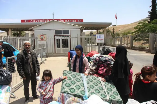 सीरिया में अपने घर बनाए जाने के बाद तुर्की से वापस लौटता एक परिवार