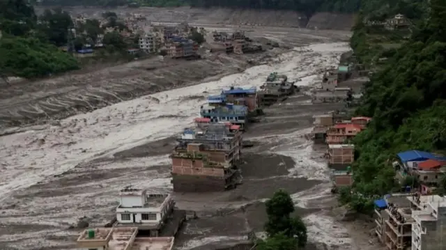 কয়েকটি ঘরবাড়ির বেশ কিছু অংশ কাদায় ডুবে আছে