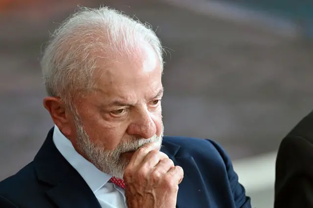 Lula está com a mão no queixo e um semblante pensativo