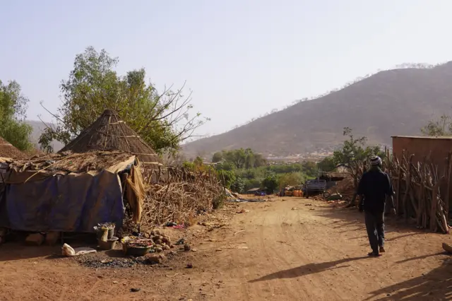 Une ruelle ensablée dans le village de Sansamba
