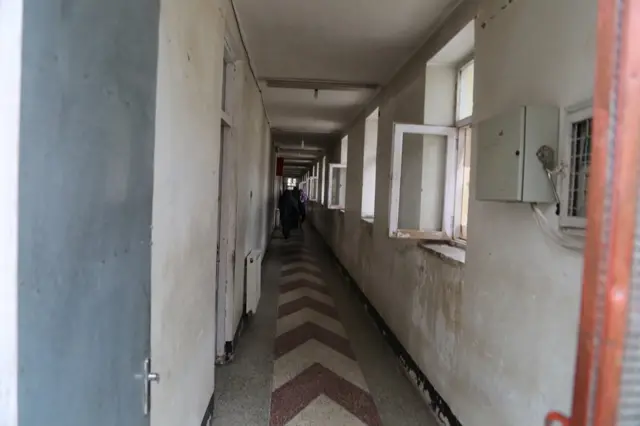 د افغان سرې میاشتې ټولنې د کابل مرستون څلور، څلور کسیزه خونې لري. خو اوس پکې د ځای د تنګوالي او امکاناتو نشتوالي له امله شل ناروغې ښځې ساتل کیږي.