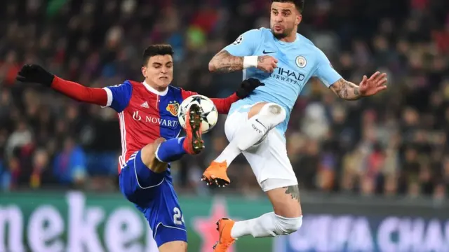 Kyle Walker ti Manchester City's ati Mohamed Elyounoussi ti Basel