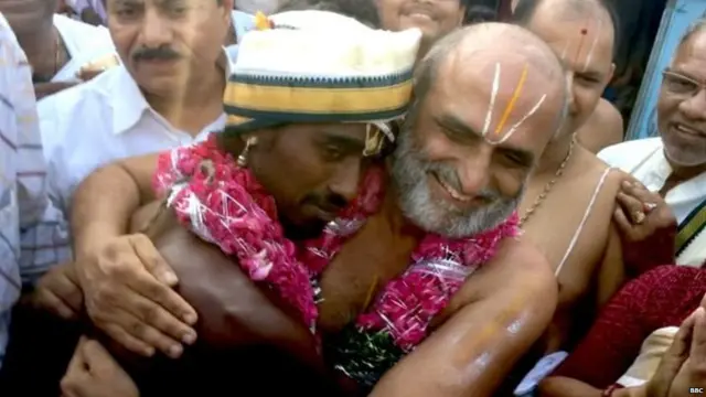 ਪੁਜਾਰੀ, ਸੀਐਸ ਰੰਗਾਰਾਜਨ ਆਦਿਤਿਆ ਜੱਫੀ ਪਾਉਂਦੇ ਹੋਏ