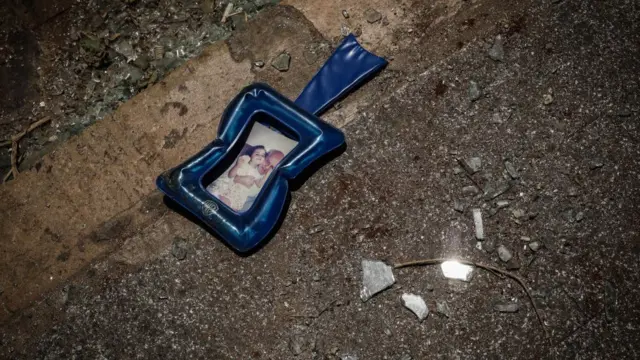 صورة ضائعة بين حطام الزجاج بعد تفجير بيروت الأسبوع الماضي