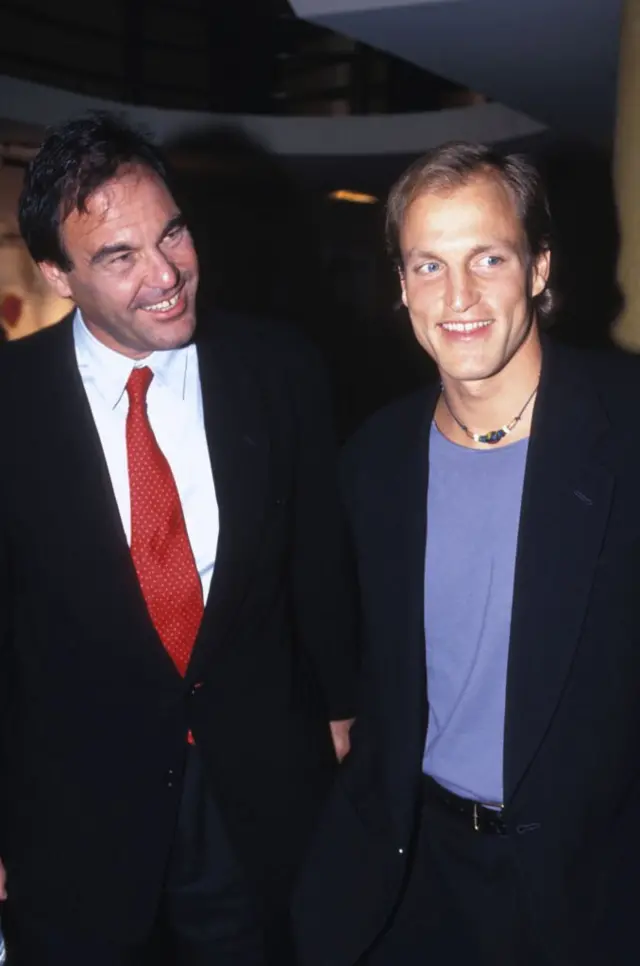 Оливер Стоун и актер Вуди Харрельсон на премьерном показе фильма "Прирожденные убийцы" в Париже, 18 сентября 1994 г.