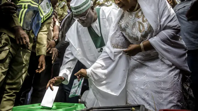 Atiku Abubakar da matarsa Gimbiya a yayin da za su kada kuri'a