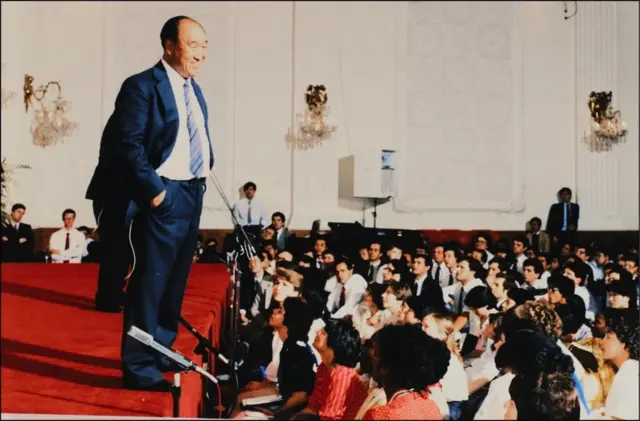 1985: Moon disciples welcome Unification Church leader Moon upon release from prison in USA for tax evasion.