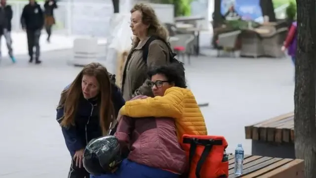 Родители у здания школы