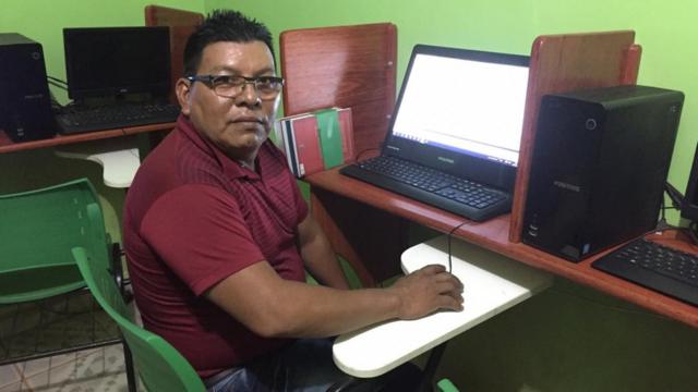 Dionísio posa para foto