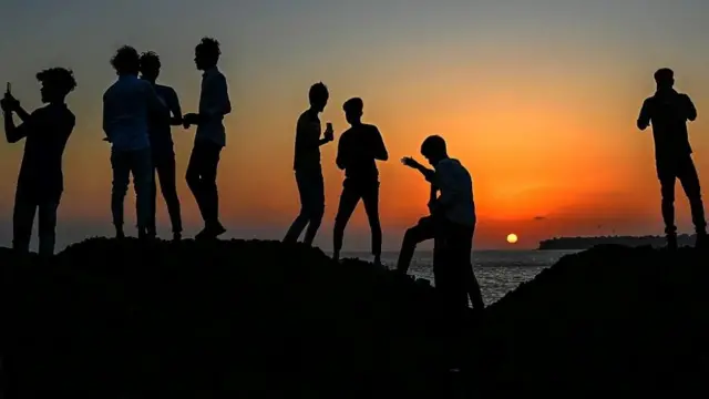 mladi ljudi u sumrak