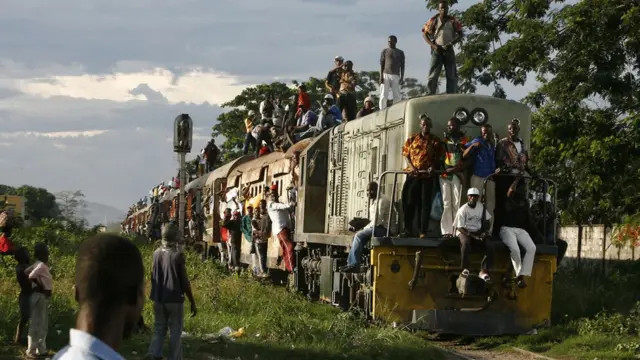 Ivory Coast people dey use train as transport