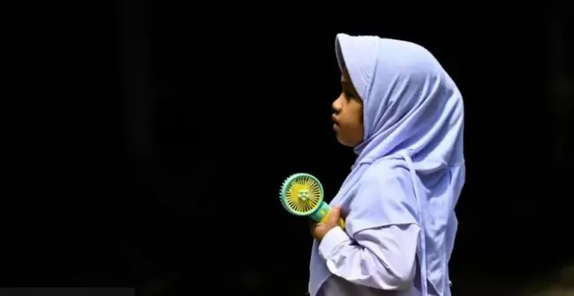 School pikin with hand fan