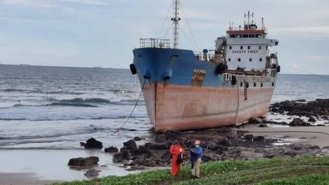 విశాఖపట్నం తీరంలో ఓడ