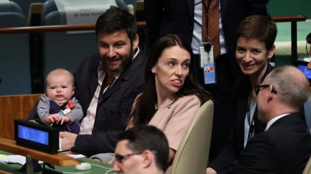 新西兰总理阿德恩在联合国大会发言前，与孩子和孩子爸爸在一起。