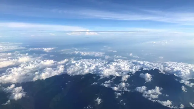 श्रीनगर के आसमान में छाए सफ़ेद बादल