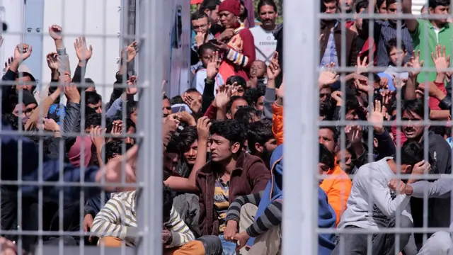 Migrantes afganos y paquistaníes protestan en Lesbos contra la deportación.