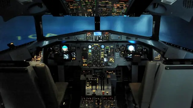 Некоторые аэрофобы пользуются компьютерными авиасимуляторами, чтобы понять принципы работы самолета