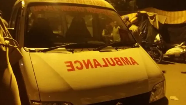 క్షతగాత్రులను పోలీసులు వెంటనే ఆస్పత్రికి తరలించారు.