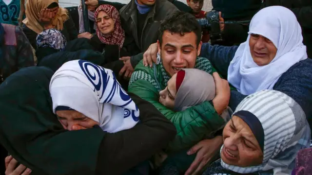 سوگواری خانواده محمد امین، جوانی که دیروز با چاقو در مقابل گارد مرزی کشته شد