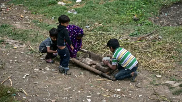 ሕጻናት ኣብ ካሽሚር ህንዲ