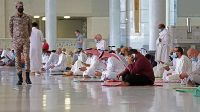 সৌদি আরবের মক্কা শরিফের গ্র্যান্ড মসজিদে পুলিশ প্রহরায় জুম্মার নামাজের প্রস্তুতি, ১৬/০৪/২০২১