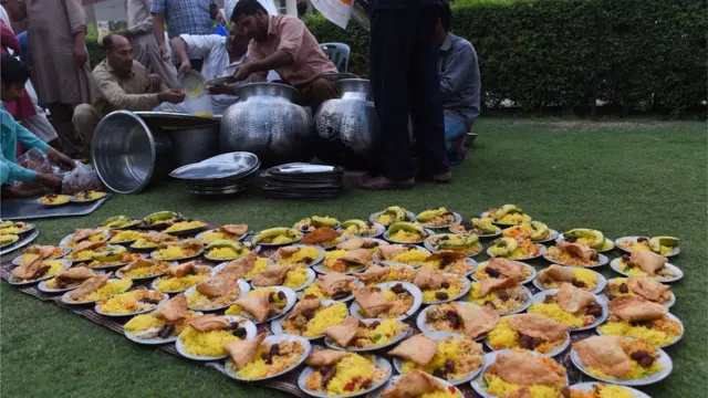 Wadansu masu rabon abinci a birnin Lahore na kasar Pakistan ranar Alhamis