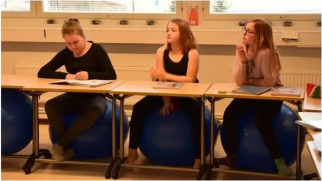 Хаухо мектебинде окуучулар көбүнчө үйлөтүлгөн топтордун үстүндө отуруп окушат