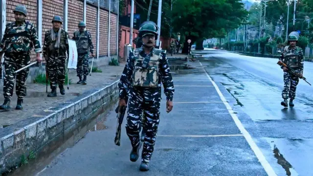 শ্রীনগরে এমন কোনো জায়গা নেই যেখানে একশ পা গেলেই সেনা টহল চোখে না পড়বে