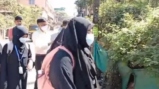 હિજાબ પહેરી કૉલેજ જતી વિદ્યાર્થીનીઓ