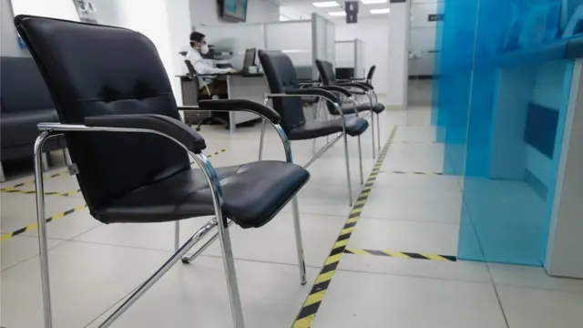 стулья в банке