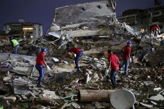 Rescatistas buscando sobrevivientes en San Bernardino tras el terremoto que sacudió a Venezuela