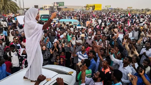 Salah na jagorantar matasa da wakoki a gaban shalkwatar dakarun kasar ranar 10 ga watan April