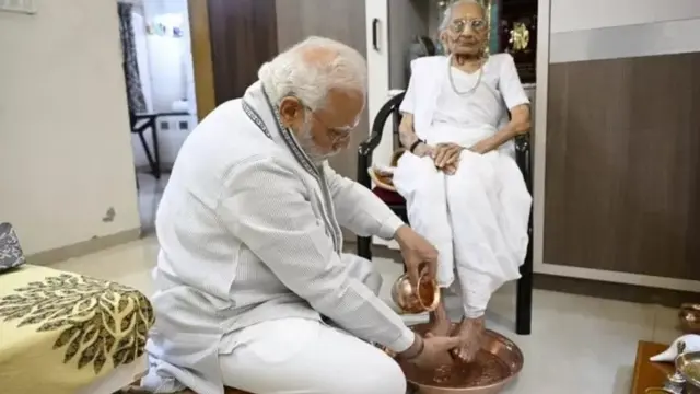 नरेंद्र मोदी की मां हीराबेन