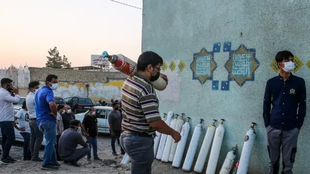 یک مرکز شارژ کپسول های اکسیژن برای مبتلایان به ویروس کرونا در مشهد