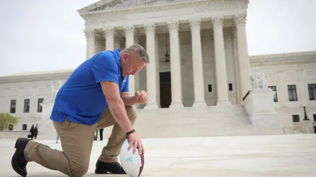 O treinador escolar Joseph Kennedy em frente à Suprema Corte dos EUA