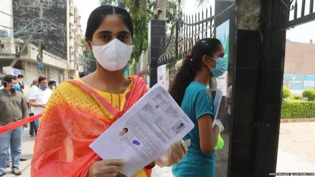 नीट की परीक्षा देने के लिए जाती हुई एक प्रतियोगी