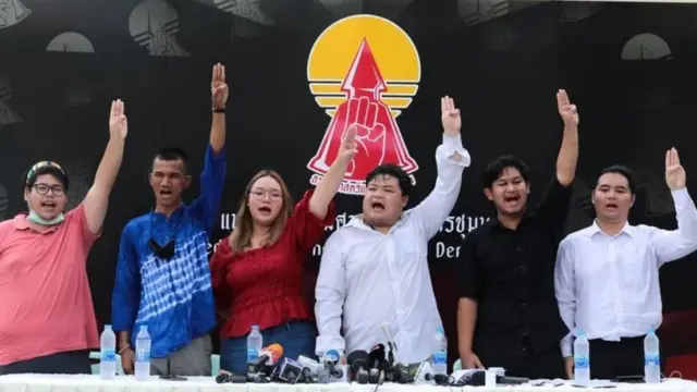 นักศึกษาชูสามนิ้ว