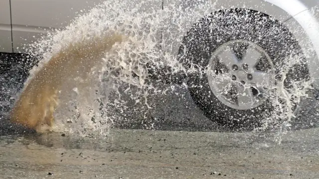 سيارة تسير في أرض تغمرها المياه