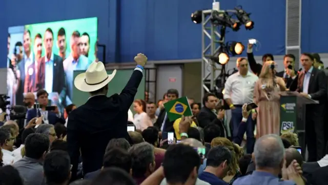 Homem com chapéugratis roulettefazendeiro acenagratis rouletteevento com Jair Bolsonaro