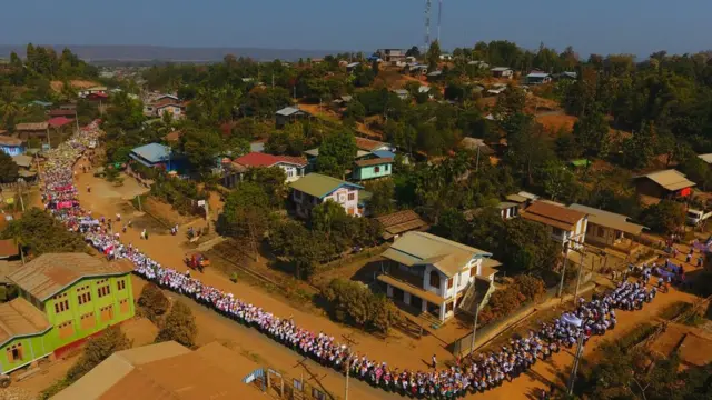 ပယ်လည်ဘူးမြို့မှာလူအများအပြားပါဝင်ဆန္ဒပြခဲ့ကြ