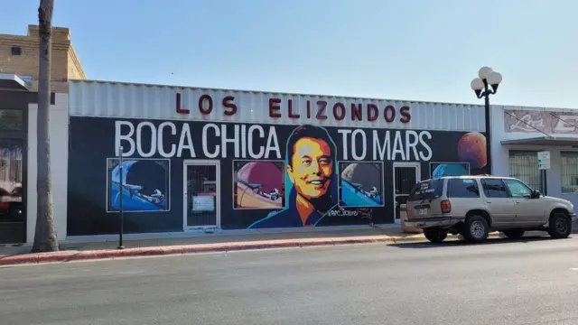 No centromelhores sites apostaBrownsville, um mural mostra Elon Musk e a mensagem "Boca Chica para Marte"